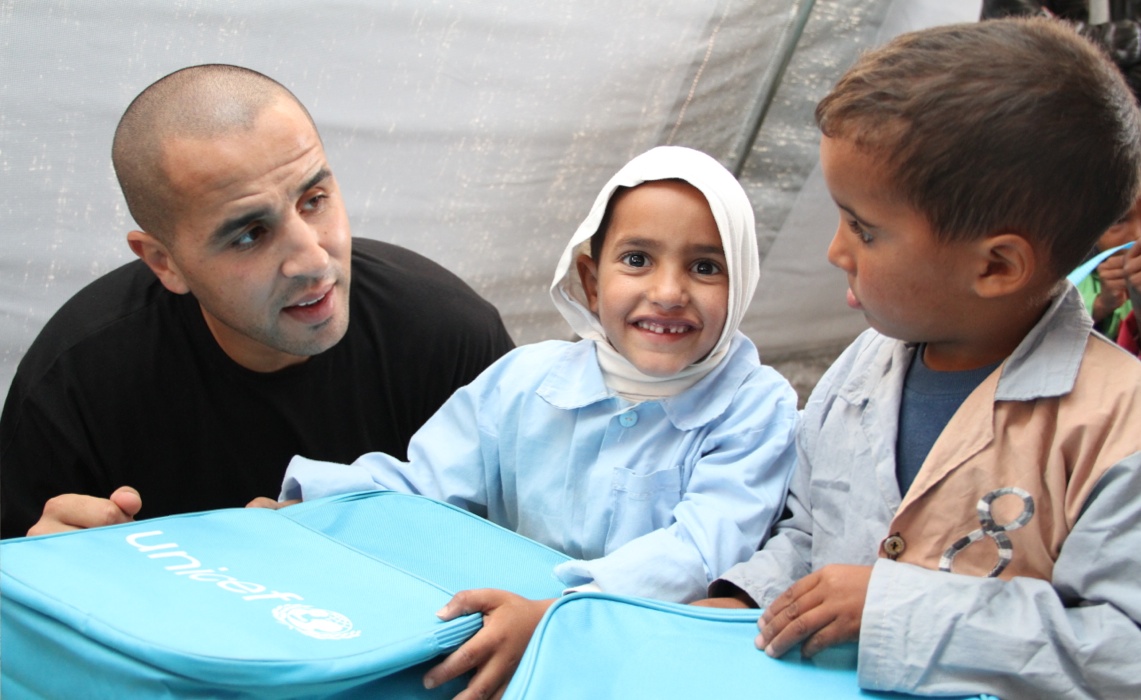Bougherra offre un trousseau scolaire à un enfant sahraoui à Tinfouf