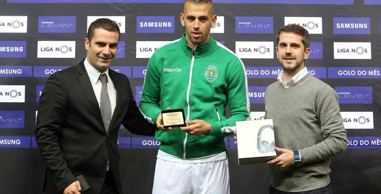 (VIDEO) Slimani reçoit le trophée de but du mois