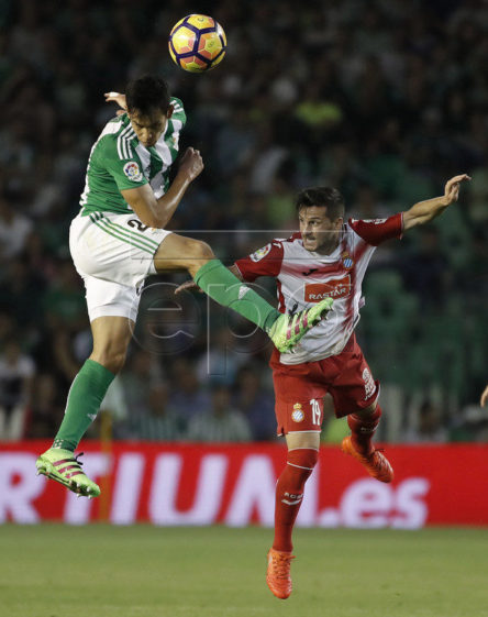 epa05610348 Real Betis French defense Aissa Mandi (L) fights for the ball with Espanyol's Mexican defense Diego Reyes during the Liga Primera Division 10th round match that both teams played at Benito Villamarin stadium in Seville, Andalusia, Spain, 30 October 2016.  EPA/JULIO MUNOZ