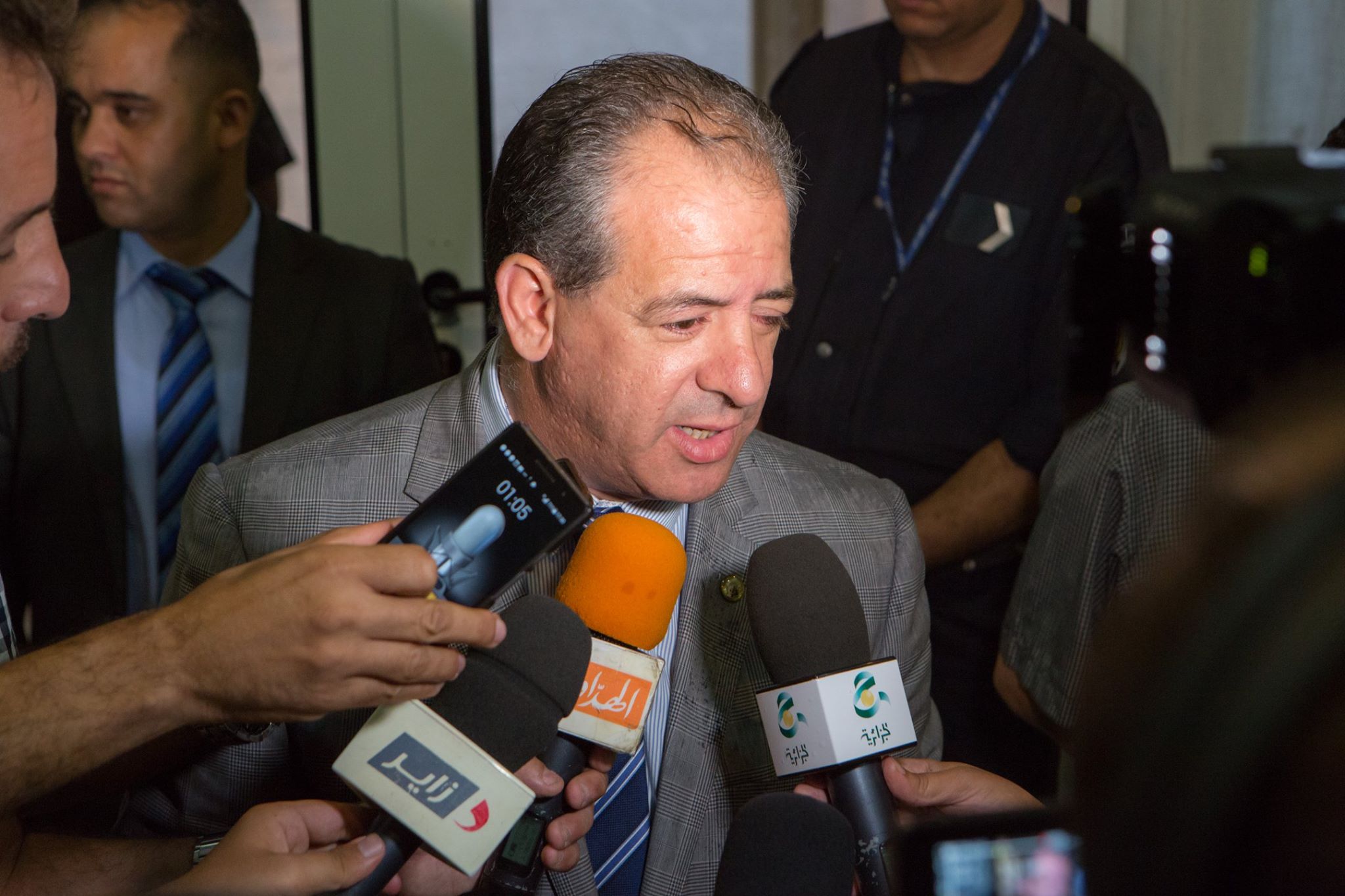 Retour triomphal Makhloufi a Alger ministre Ould Ali