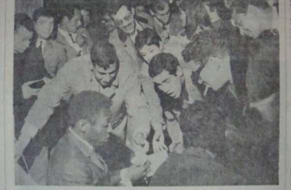 pele avec algeriens supporters 1969