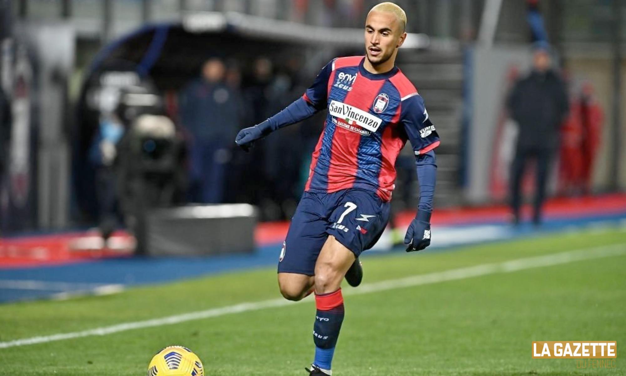 adam ounas blond crotone fc action