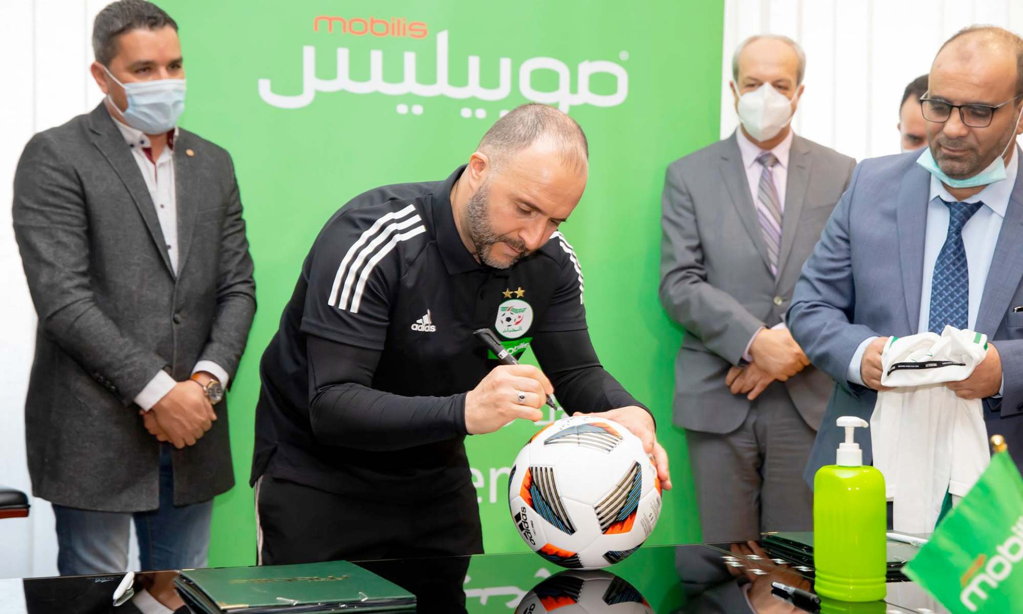 belmadi mobilis signe ballon contrat publicitaire