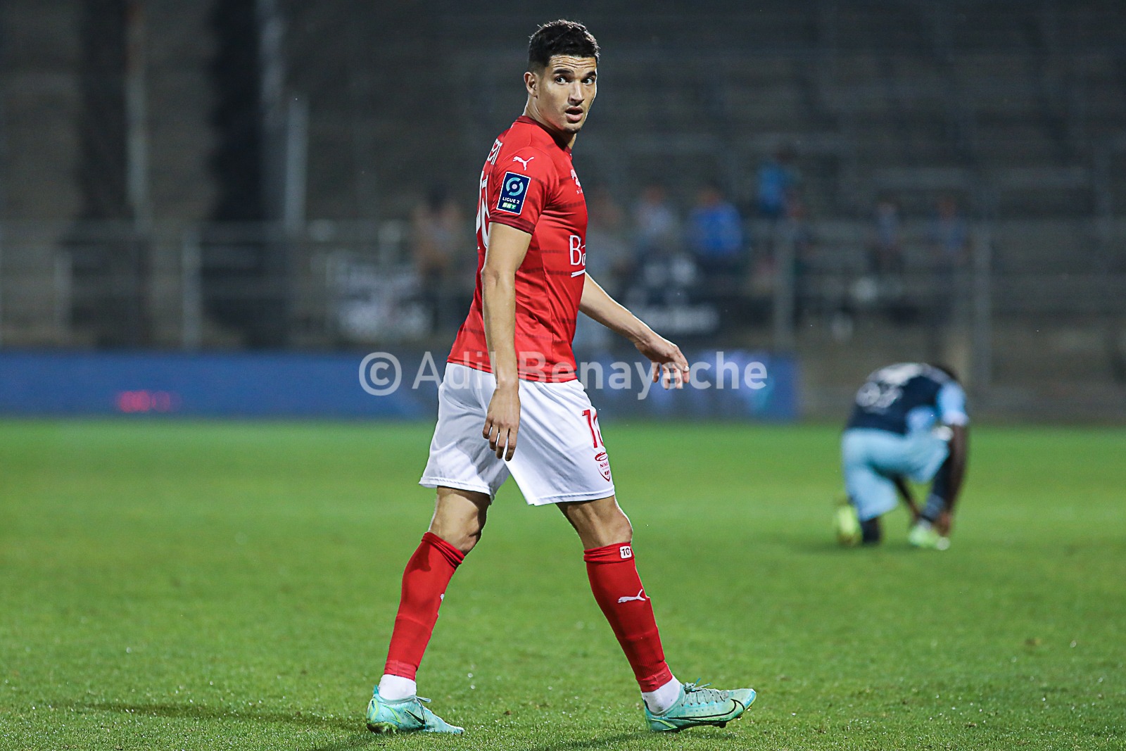 ferhat zinedine regard dos nimes olympique contre le havre ac septembre 2021 adil benayache