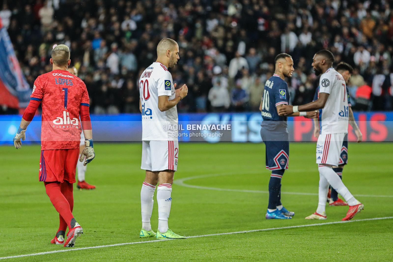 islam slimani priere avant psg septembre 2021 adil benayache