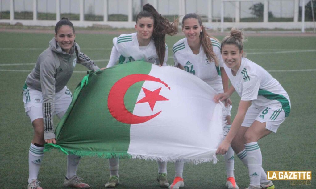 feminine drapeau algerien joie victoire dame