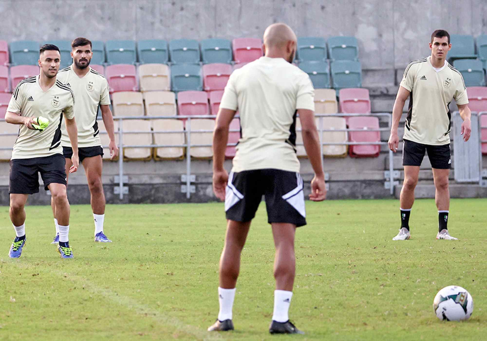 brahimi dos mandi ounas benayada dernier entrainement douala avant civ