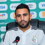 mahrez face conf presse regard