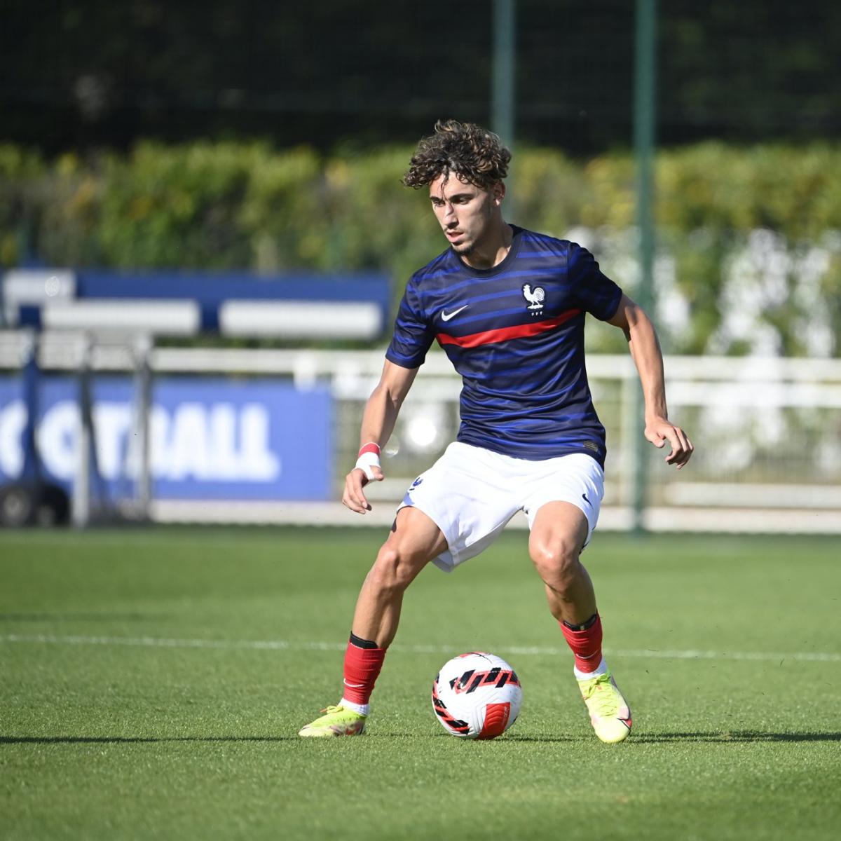 adil aouchiche france U20 dribble