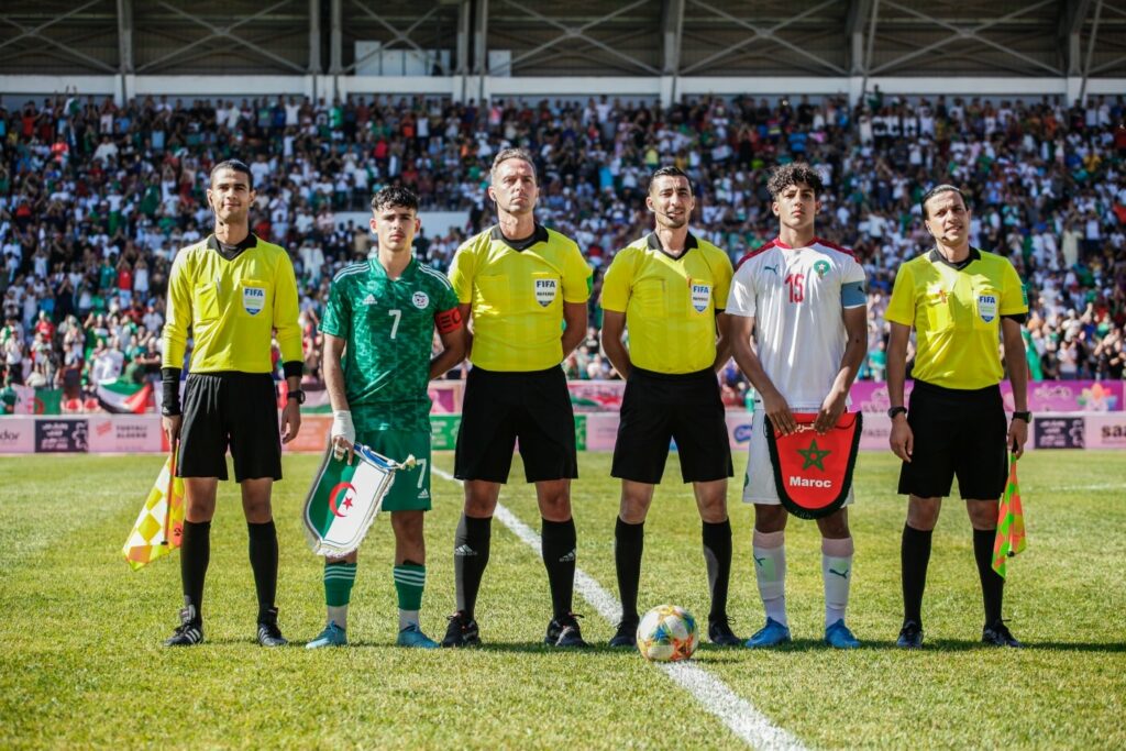 capitaines coup envoi Maroc Algerie U18 JM Oran 2022 sig