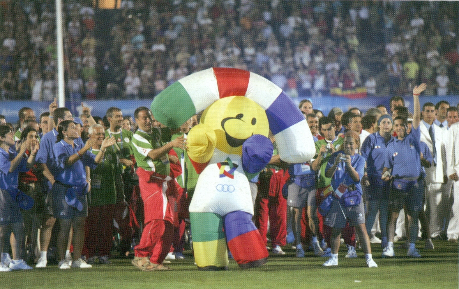 delegation algerie fait la fete avec les volontaires lors de la ceremonie de cloture des jm almeria 2005