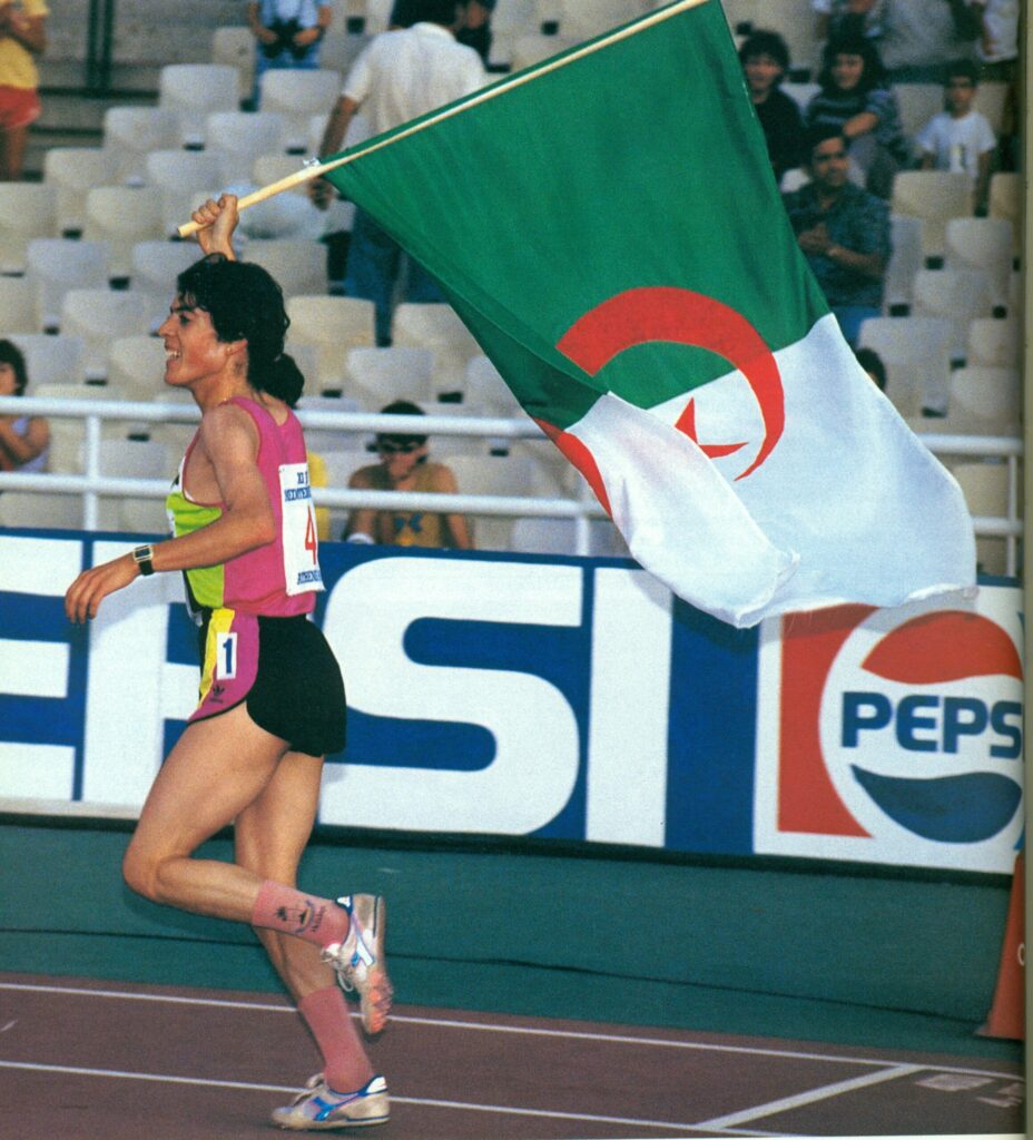 lalgerienne hassiba boulmerka soffre un tour apres sa victoire aux 1500 m et aux 800 m jm athenes 1991 boulmerka