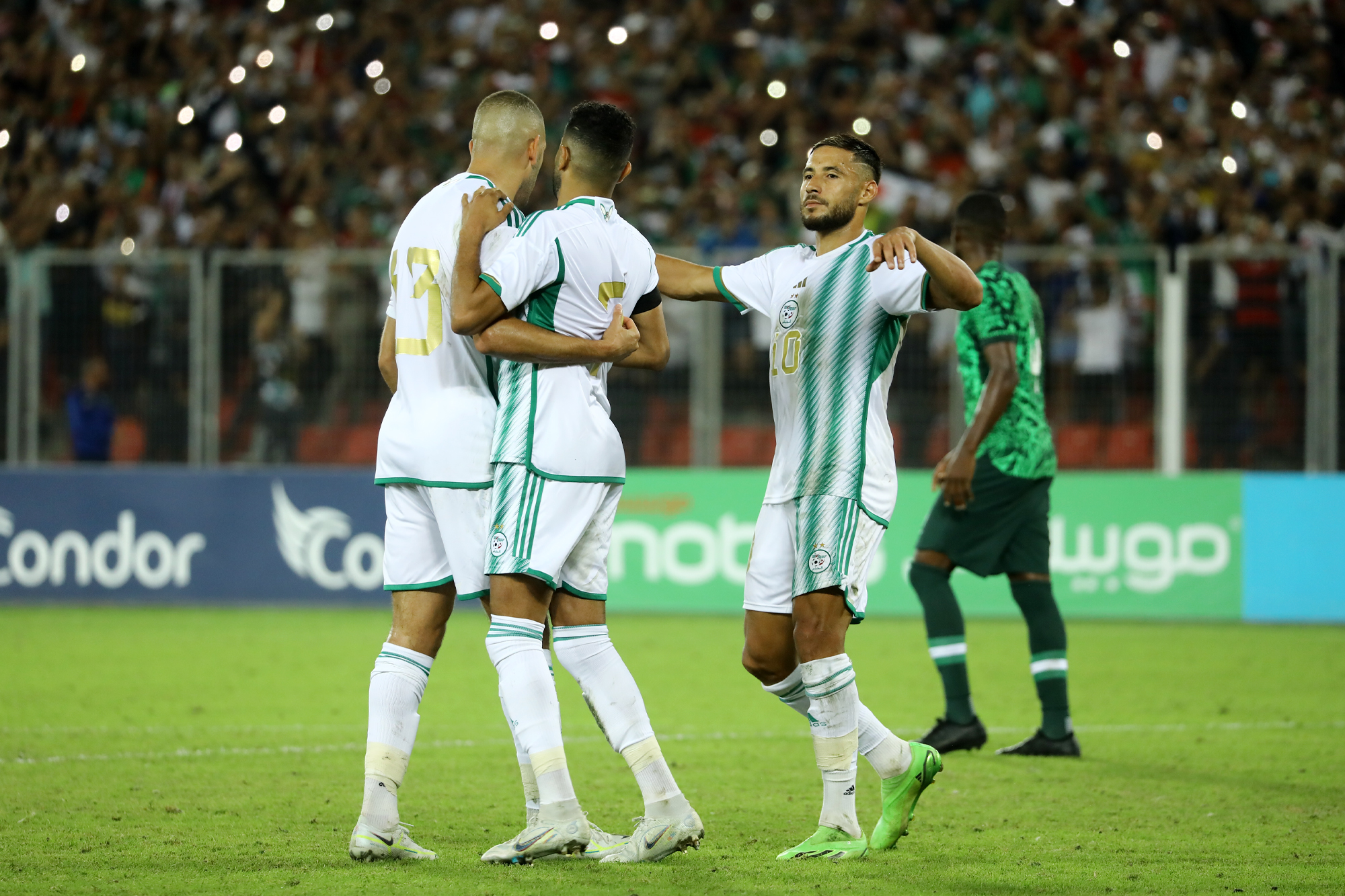 belaili felicite mahrez slimani trio offensif amical algerie nigeria septembre 2022 stade oran