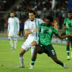 bensebaini duel def amical algerie nigeria septembre 2022 stade oran