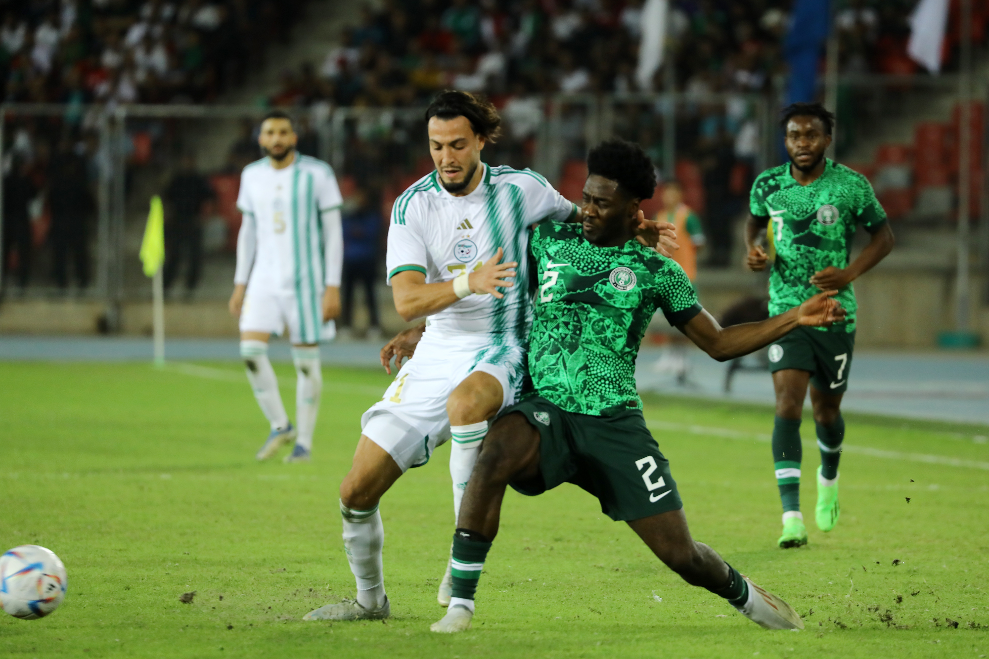 bensebaini duel def amical algerie nigeria septembre 2022 stade oran