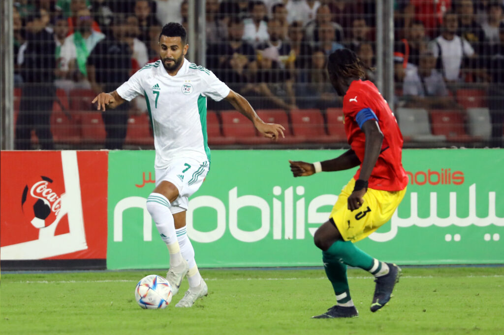 mahrez dribble deborde 7 algerie guinee septembre 2022 stade oran miloud hadefi