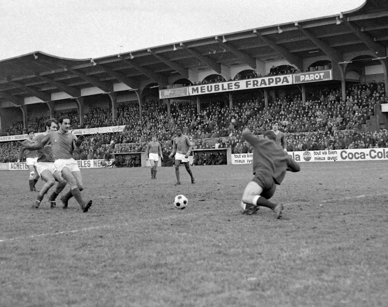 rachid mekhloufi face au gardien de valenciennes lors de la saison 1968 1969 asse