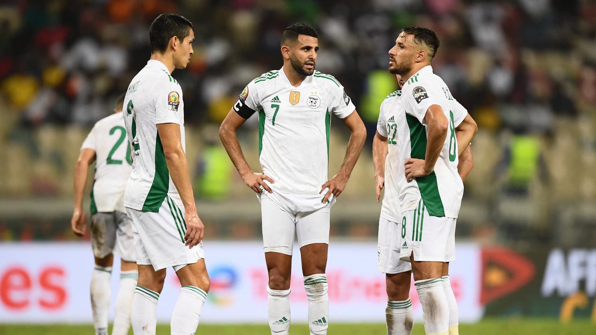 Riyad Mahrez entoure de Mandi et Belaili lors du match Algerie Guinee equatoriale a la CAN 2022 1218646