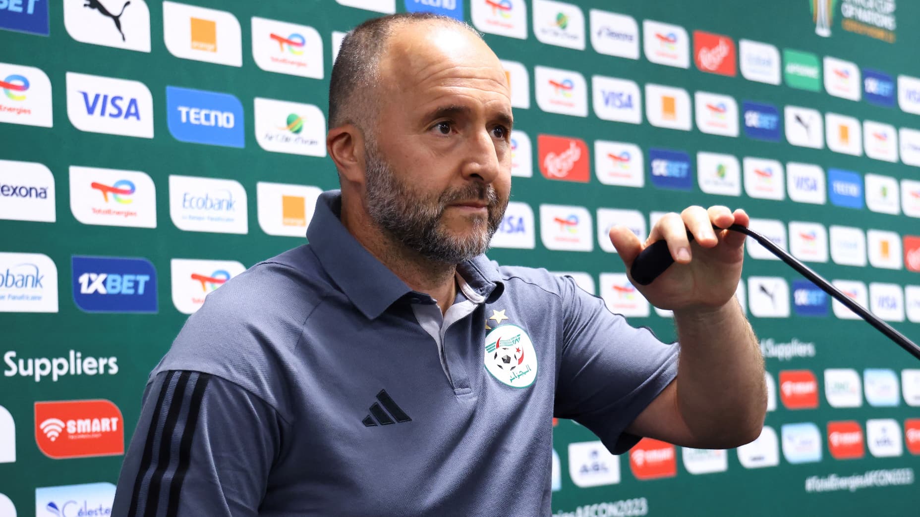 Djamel Belmadi pendant une conference de presse a la CAN janvier 2024 regard