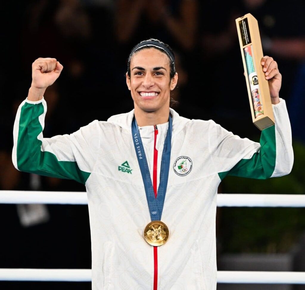 Imane Khelif podium Paris 2024 boxe or joie