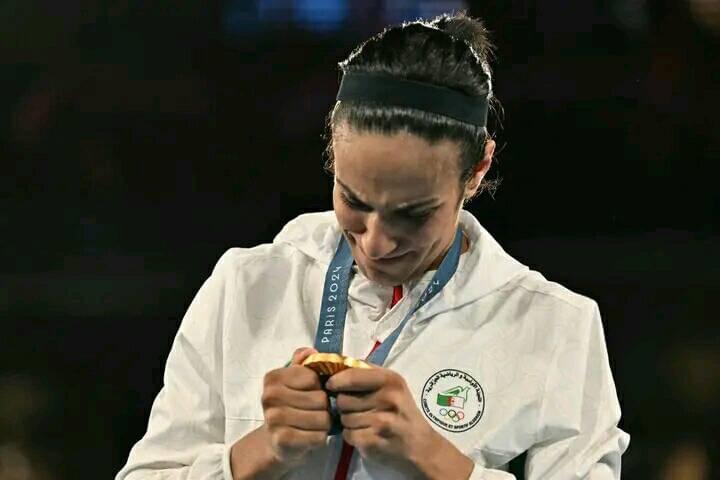 Imane Khelif podium Paris 2024 boxe Larmes