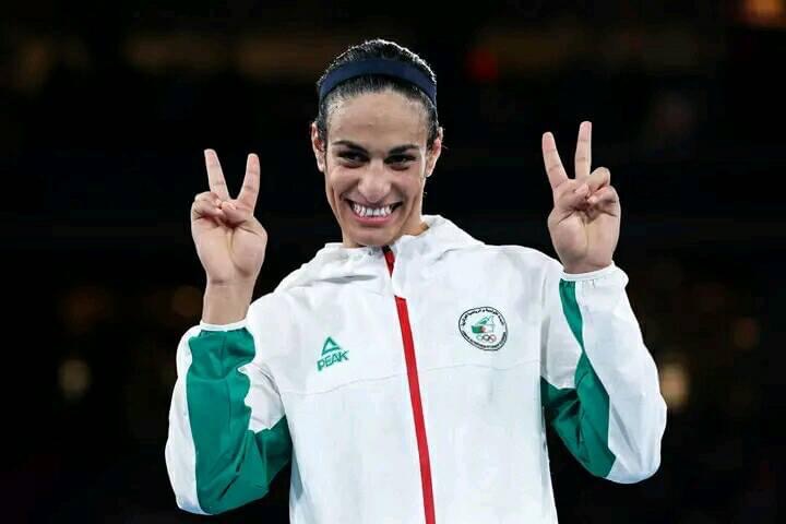 Imane Khelif podium Paris 2024 boxe Sourire