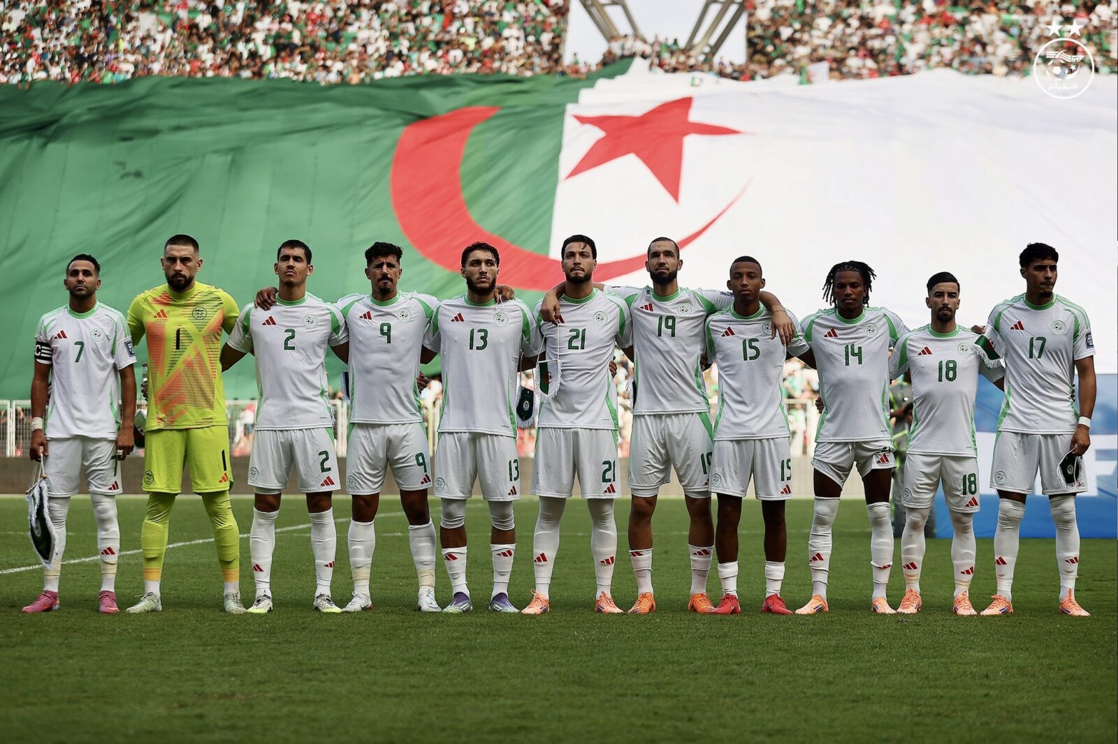 onze team algerie drapeau avant match bensebaini mahrez tizi ouzou