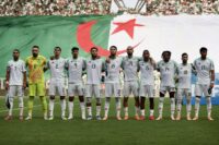 onze team algerie drapeau avant match bensebaini mahrez tizi ouzou