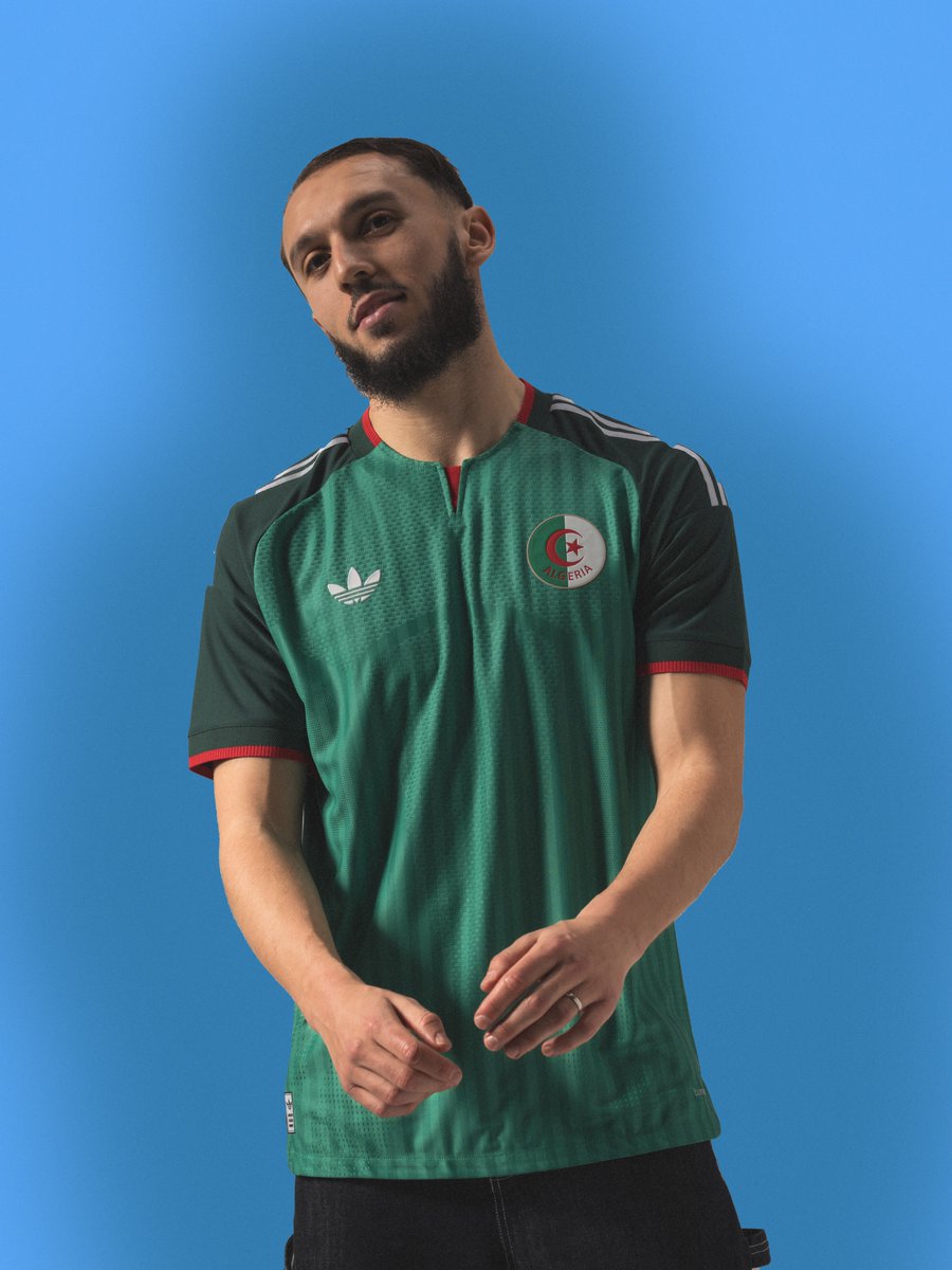 Amine Gouiri avec le Nouveau maillot extérieur de l'Algérie 2026